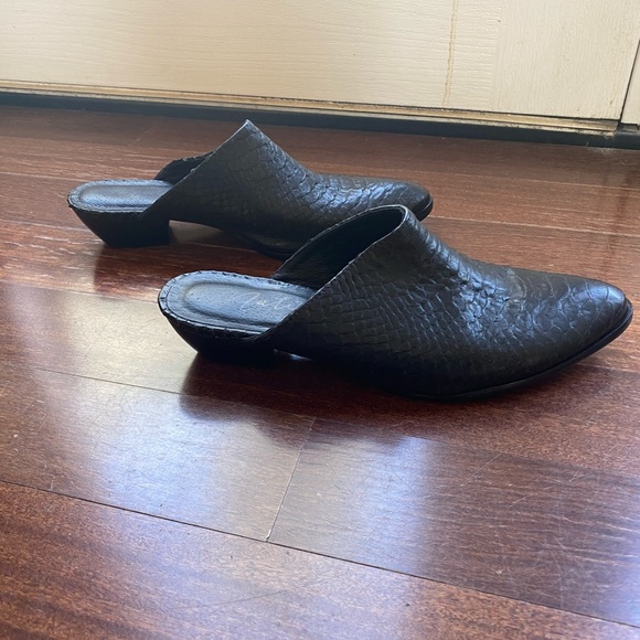 Matisse | Black Leather Clover Mules - Picture 5 of 7